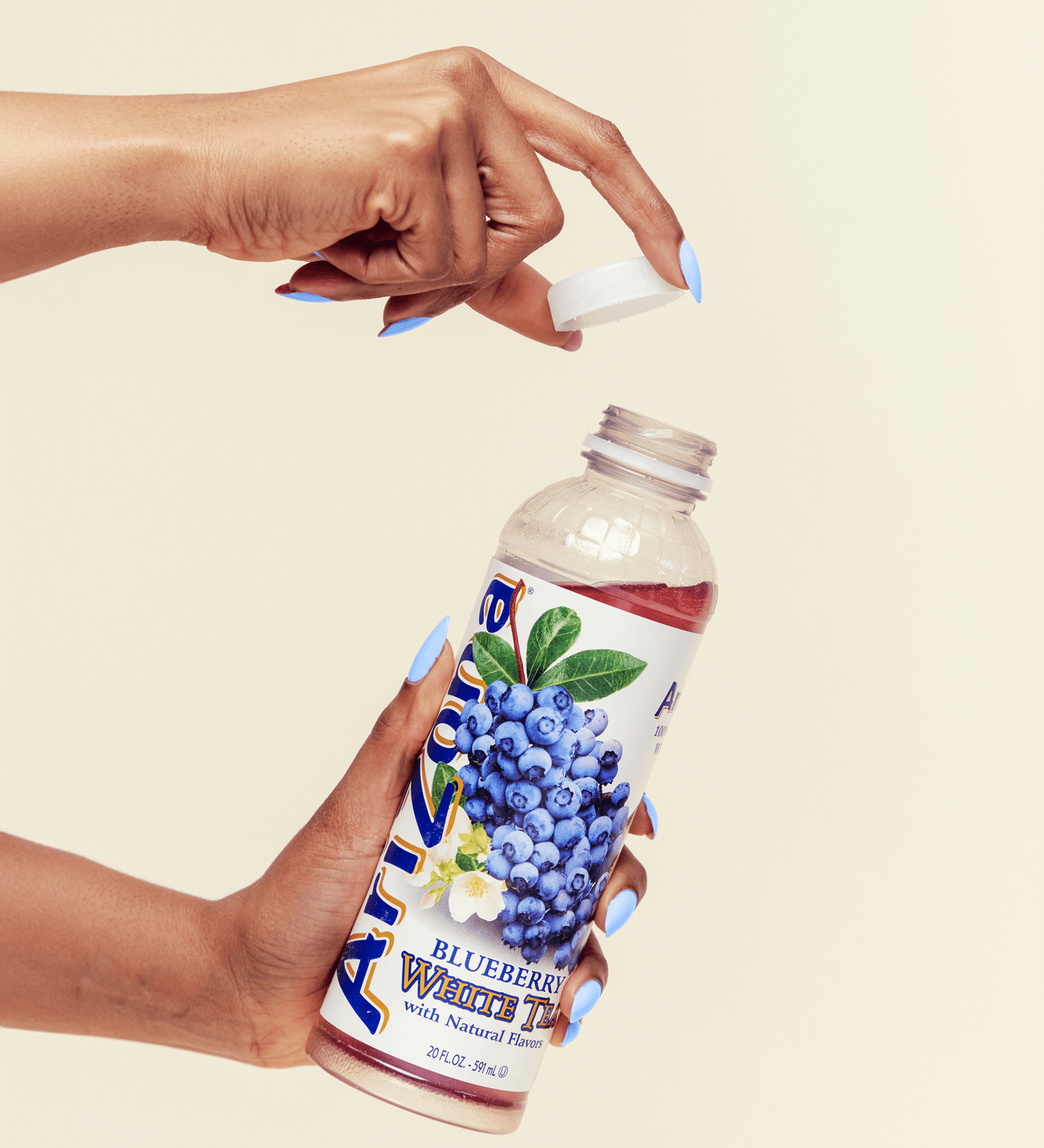 Blueberry White 20oz Tallboy Lifestyle