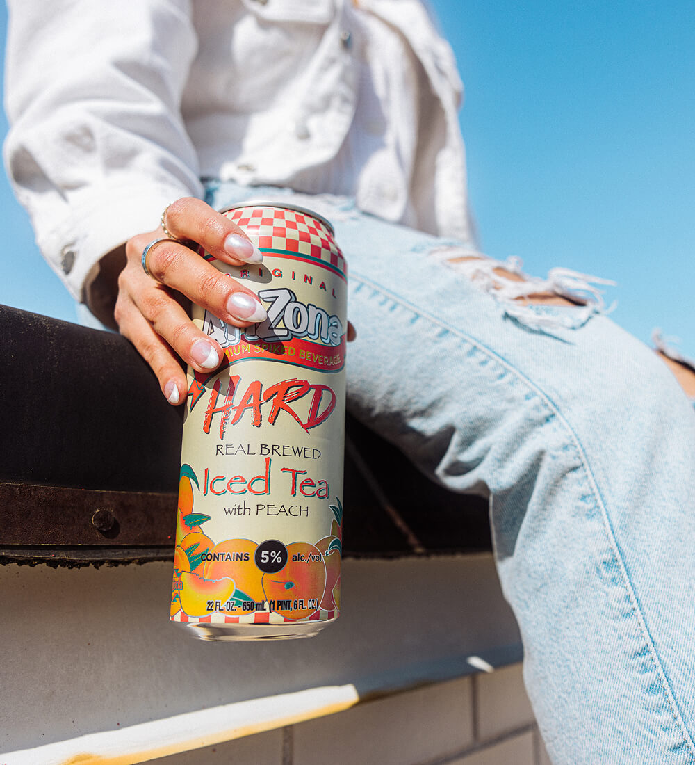 AZH Peach Tea 22oz Lifestyle Image